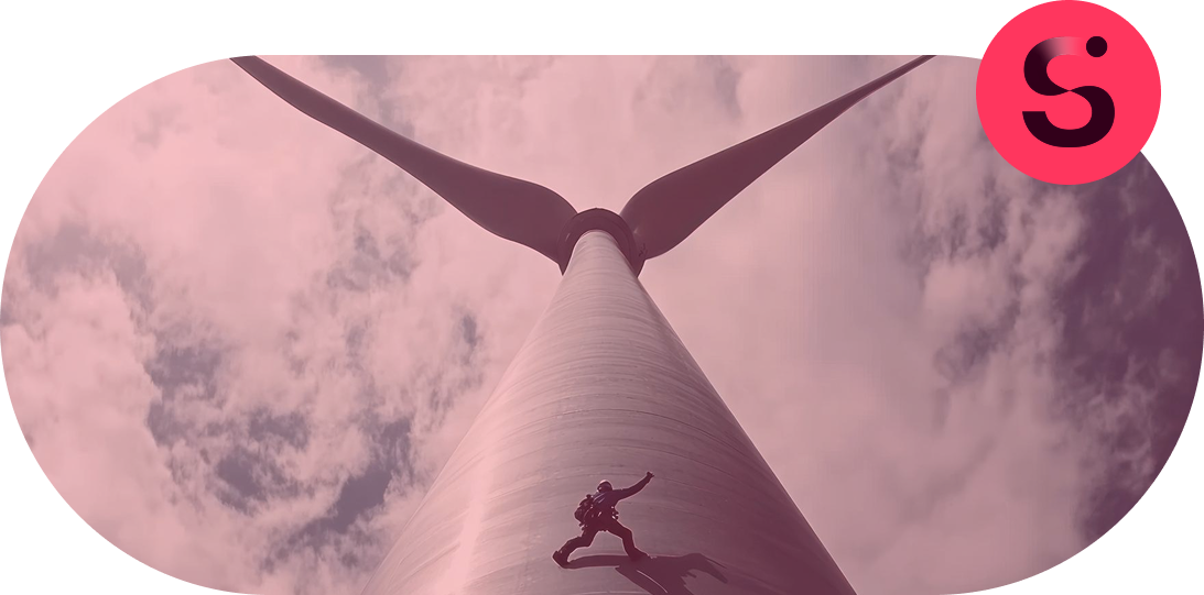 Homem escalando uma turbina eólica