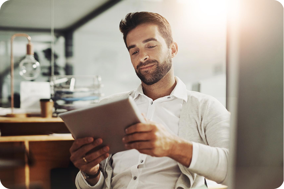 Homem olhando sua fatura digital da Sunne com economia!